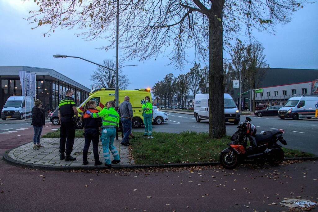 Aanrijding tussen scooter en bestelbus