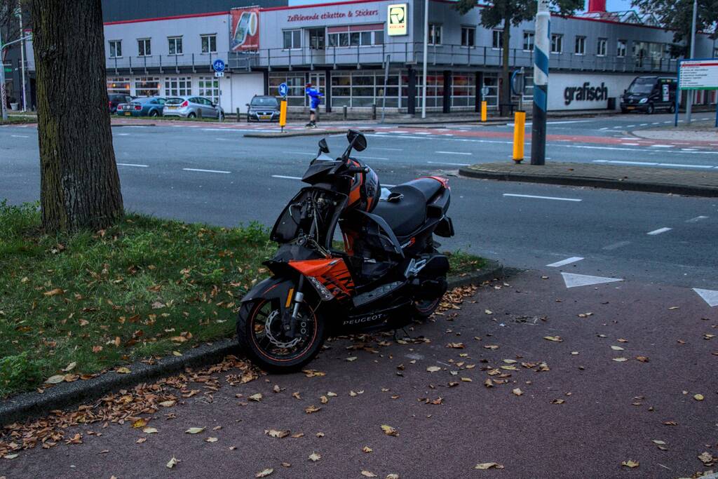 Aanrijding tussen scooter en bestelbus