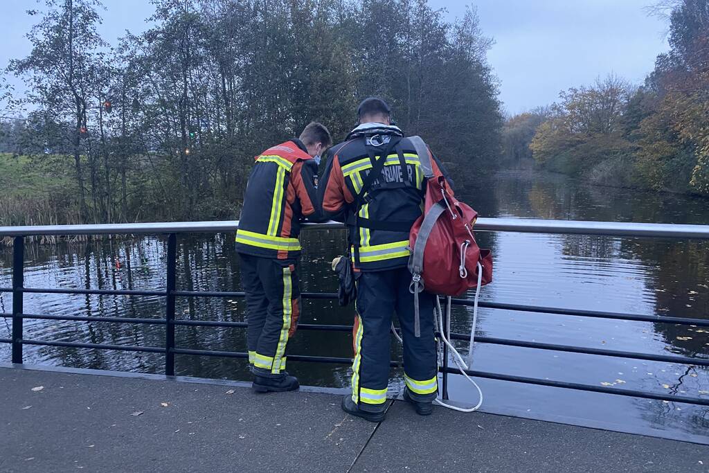 Politieagent verliest portofoon in het water