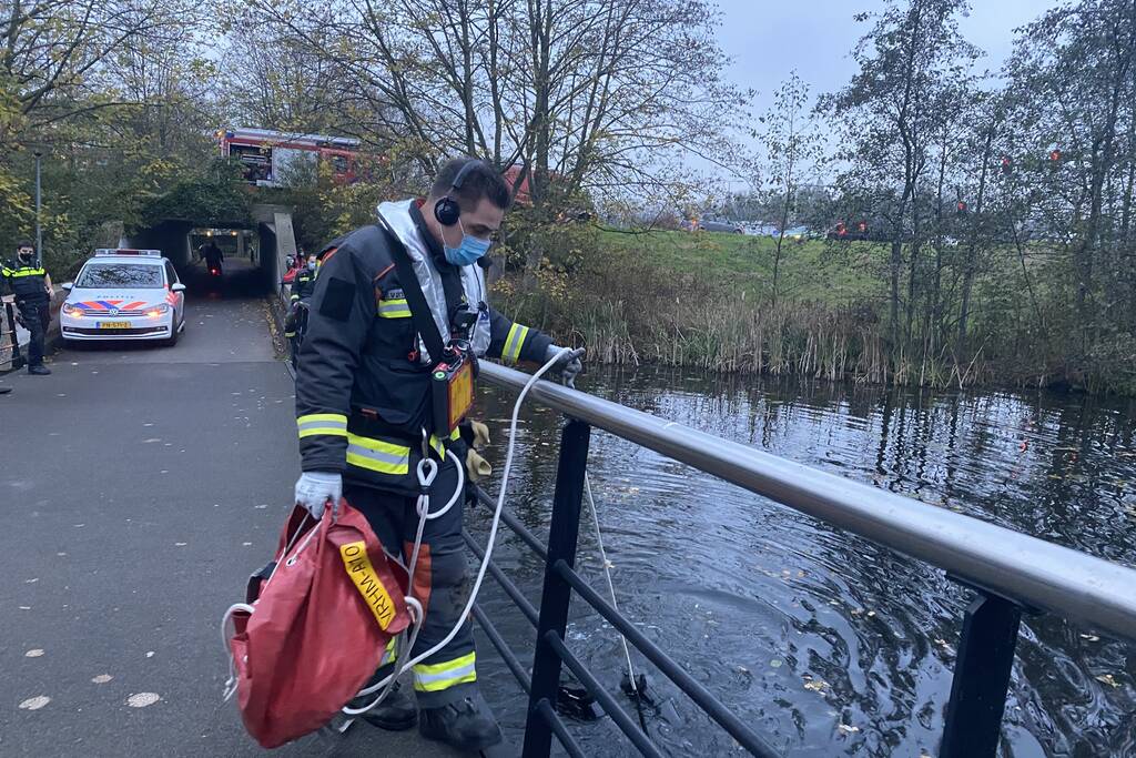 Politieagent verliest portofoon in het water