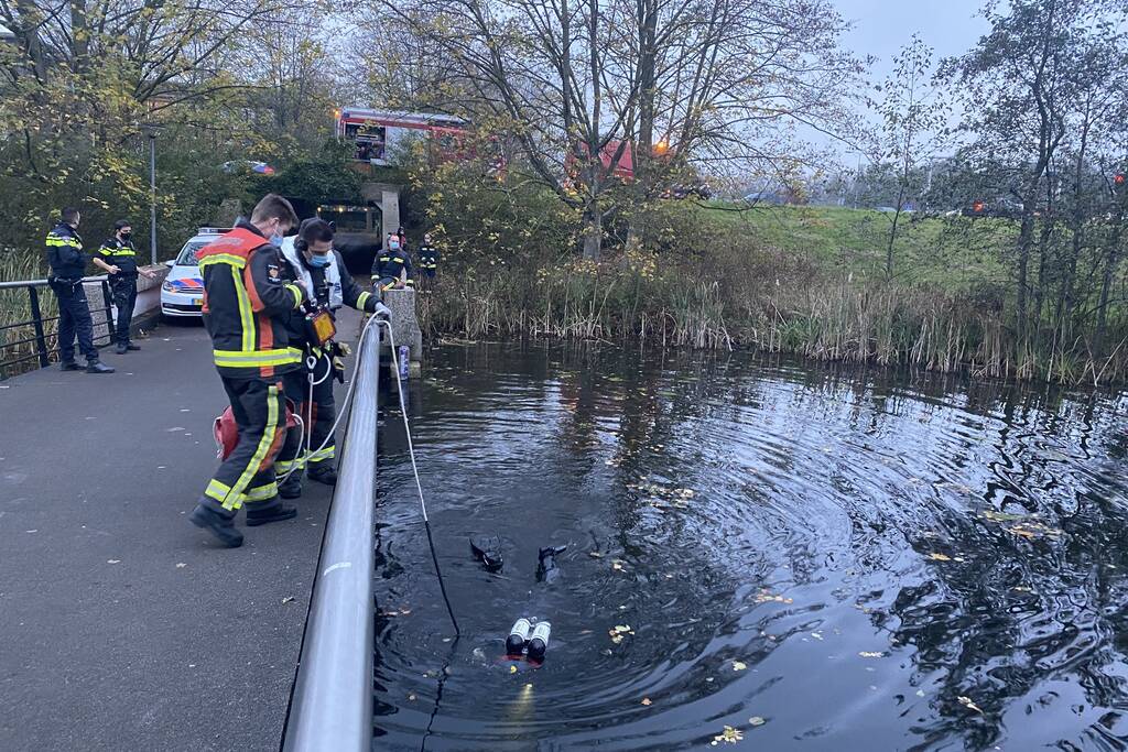 Politieagent verliest portofoon in het water