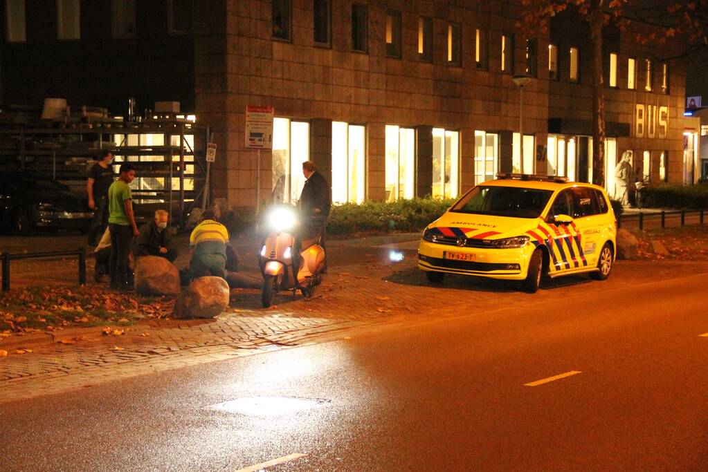 Meiden op brommer botsen op auto