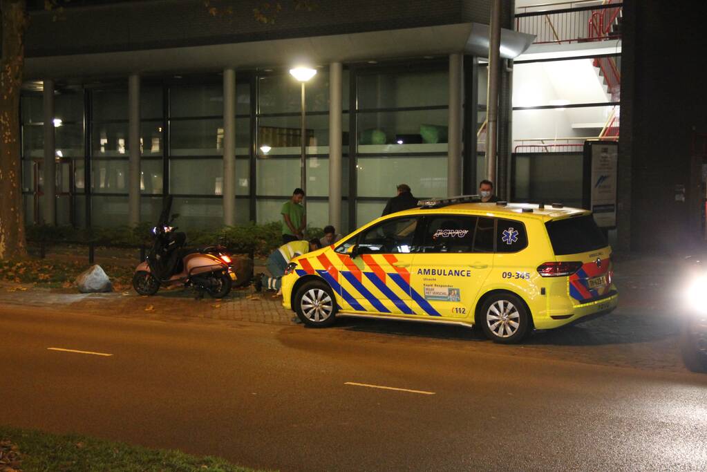 Meiden op brommer botsen op auto