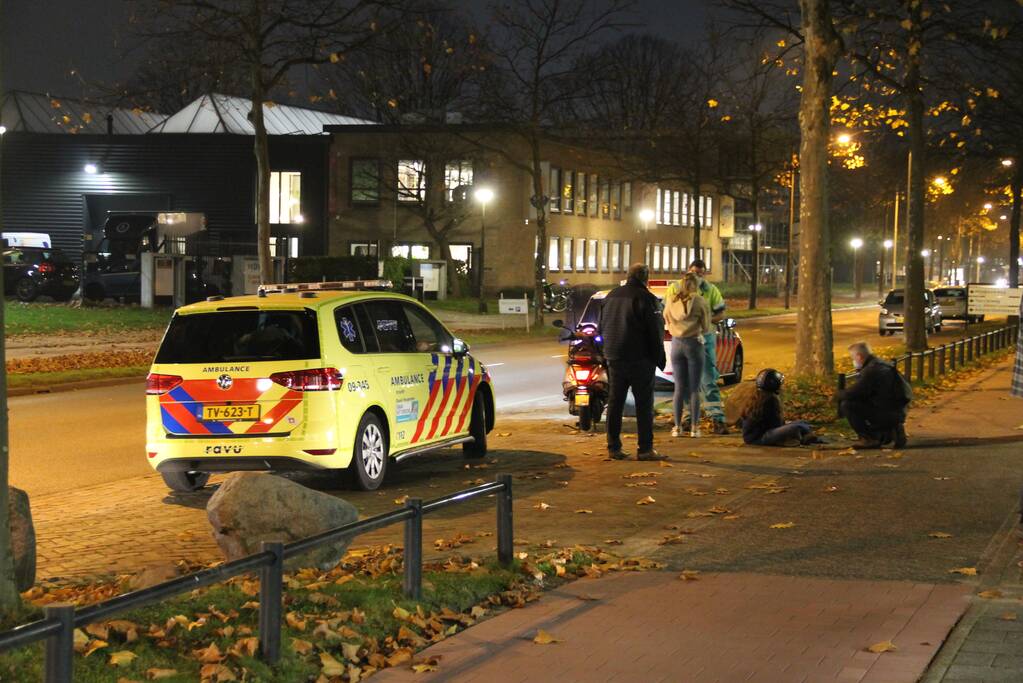 Meiden op brommer botsen op auto