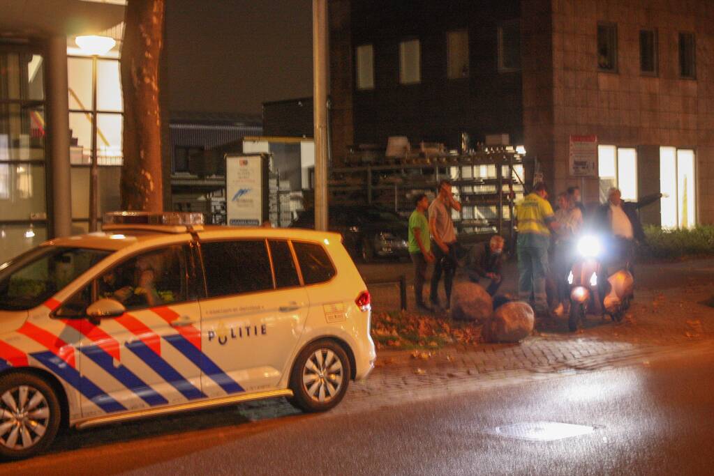 Meiden op brommer botsen op auto