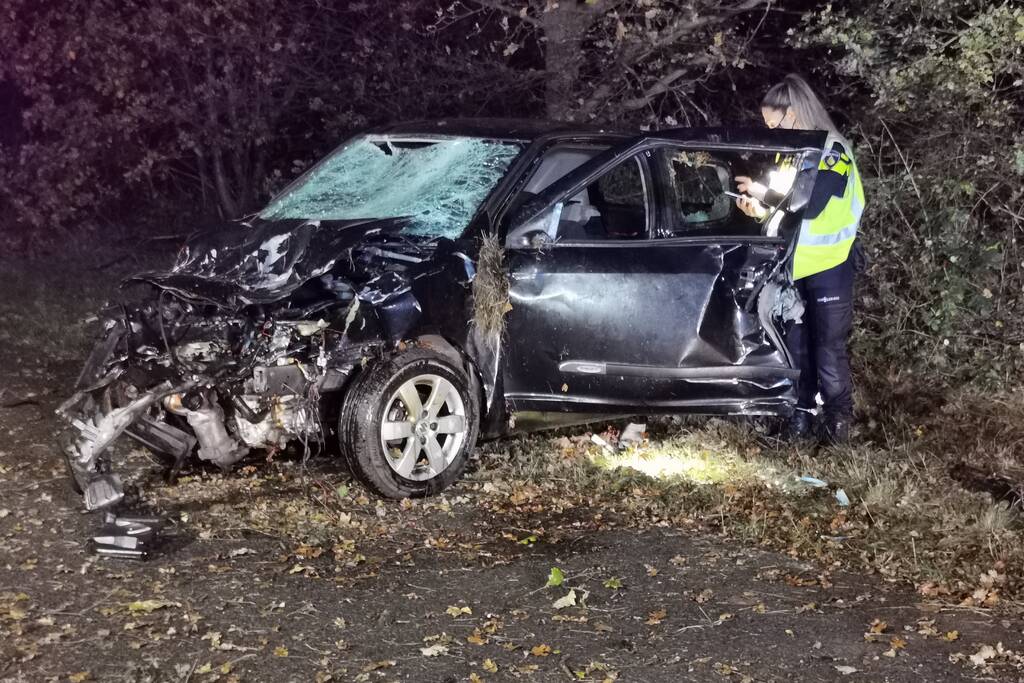 Auto slaat over de kop op snelweg