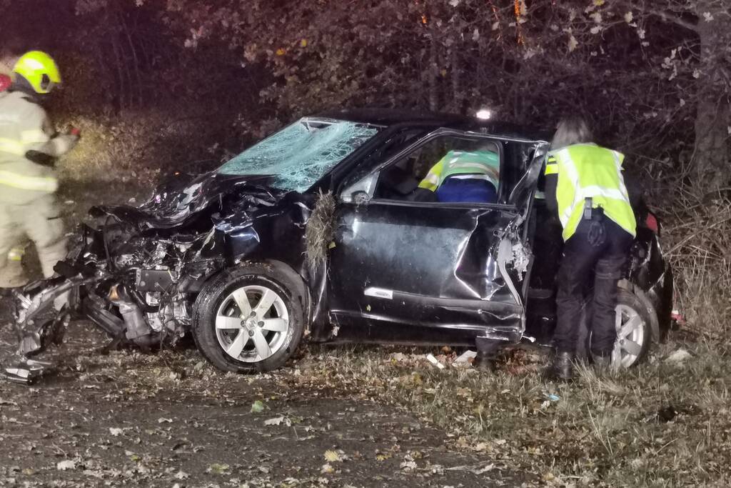 Auto slaat over de kop op snelweg
