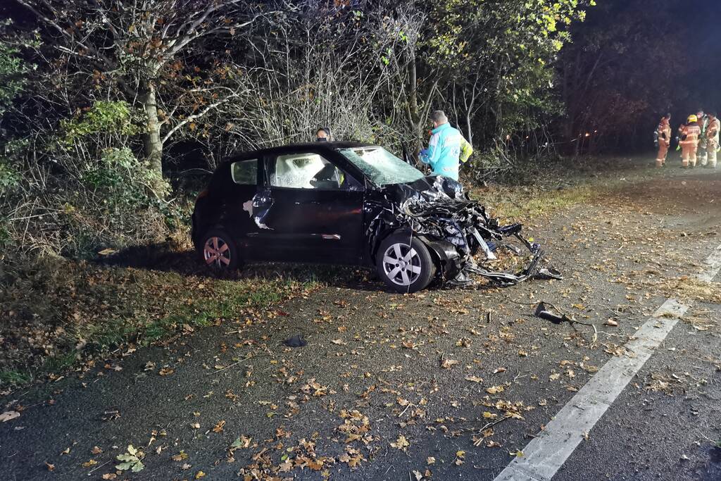 Auto slaat over de kop op snelweg