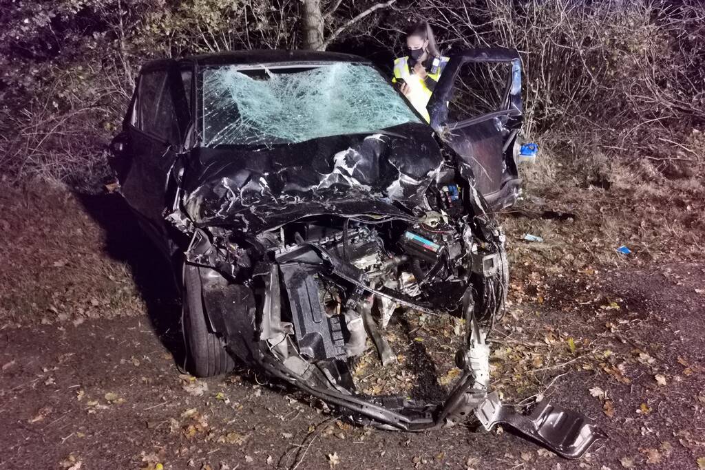 Auto slaat over de kop op snelweg