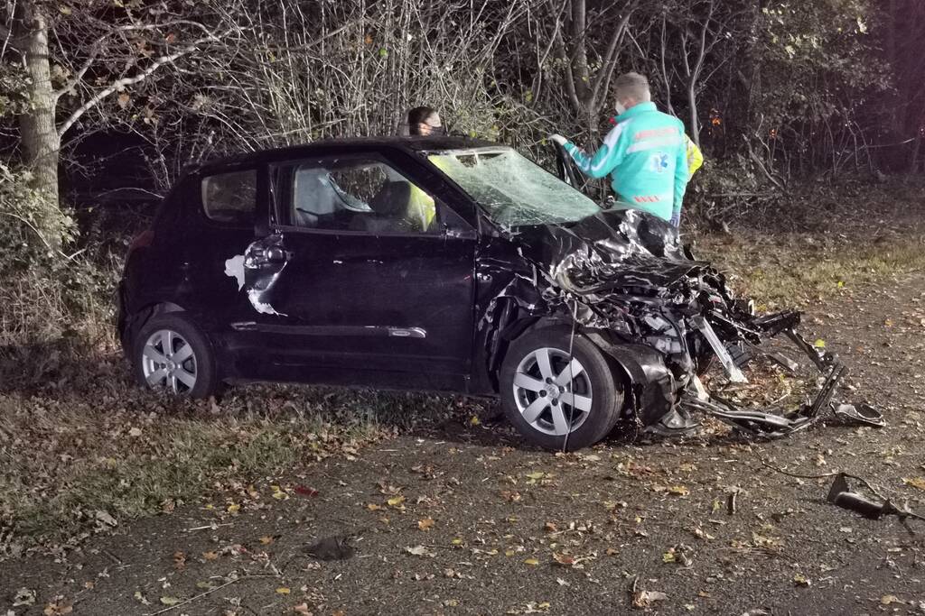 Auto slaat over de kop op snelweg