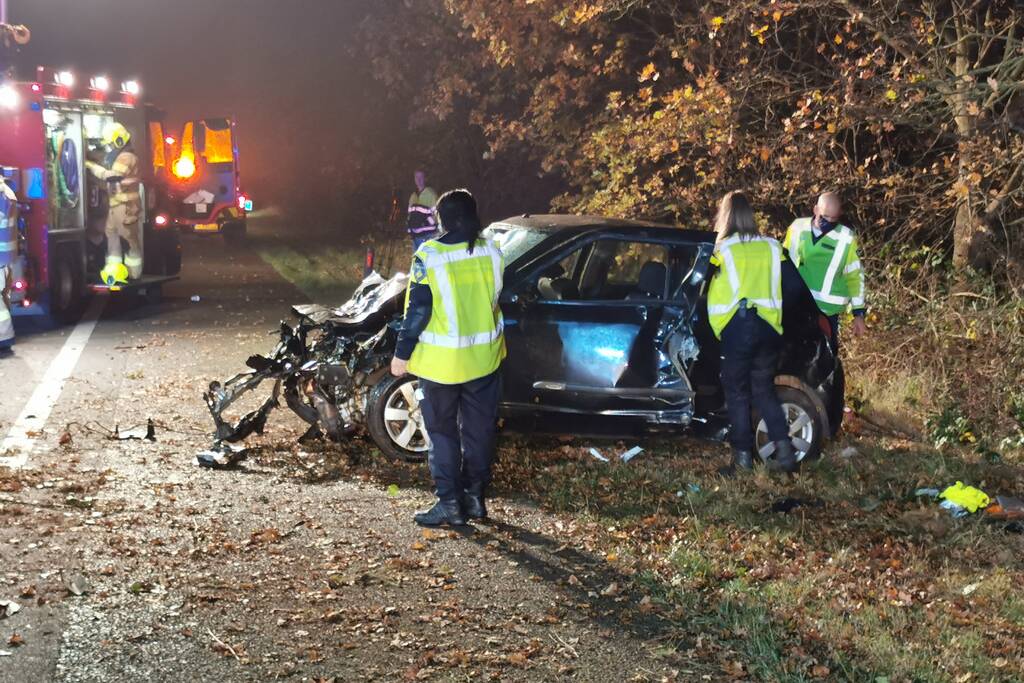 Auto slaat over de kop op snelweg