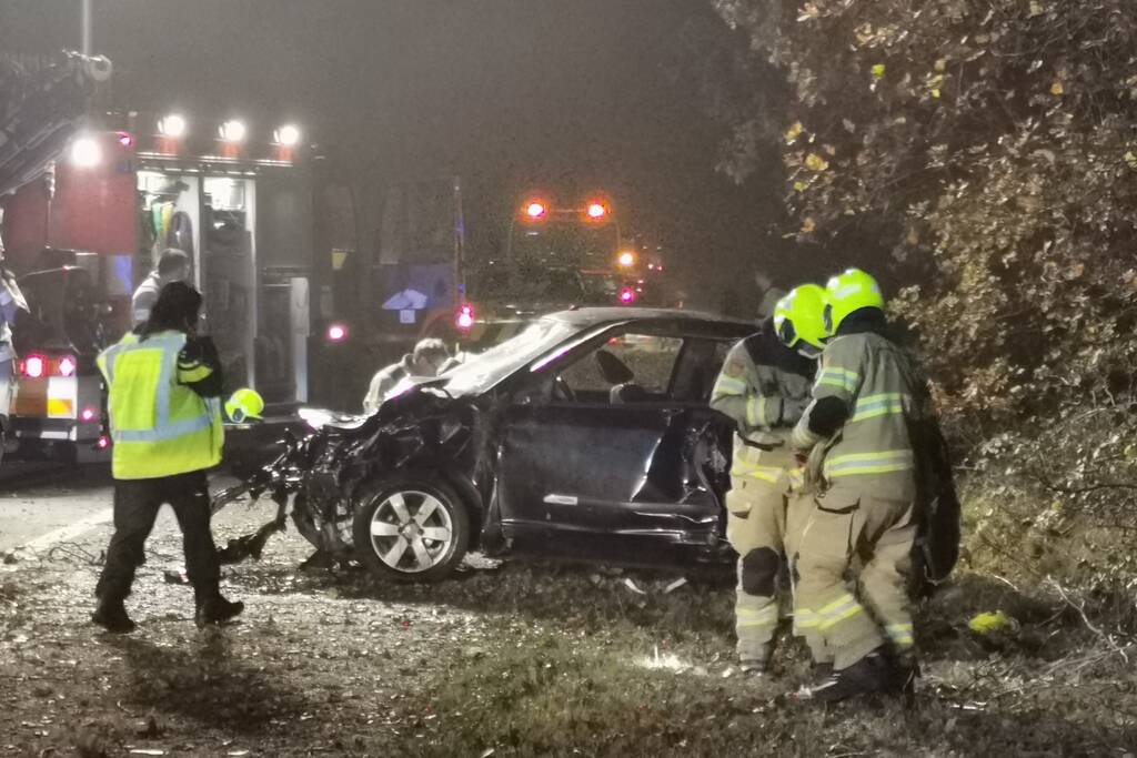 Auto slaat over de kop op snelweg