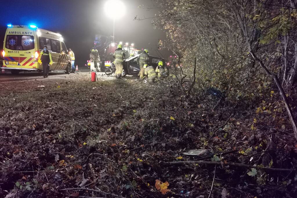 Auto slaat over de kop op snelweg