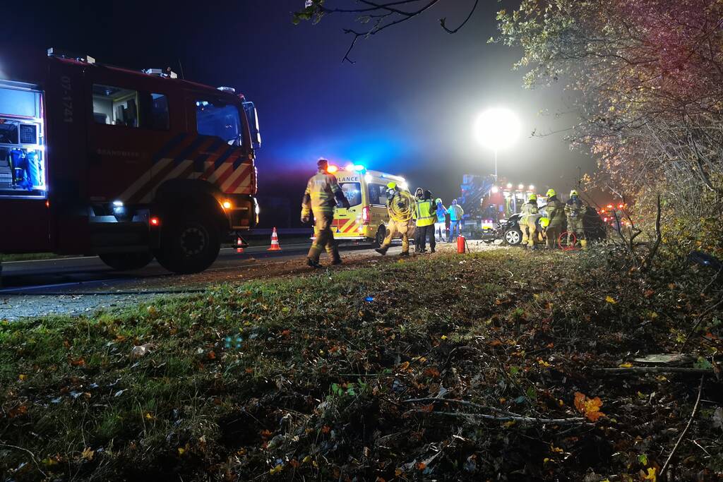 Auto slaat over de kop op snelweg