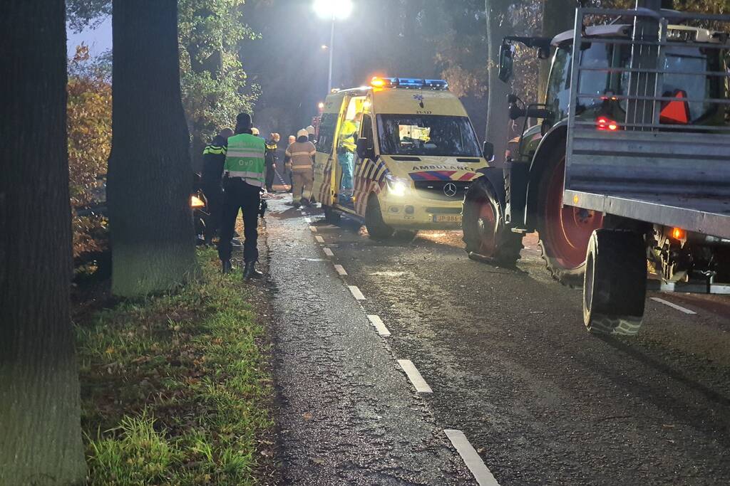 Automobiliste botst frontaal op tractor