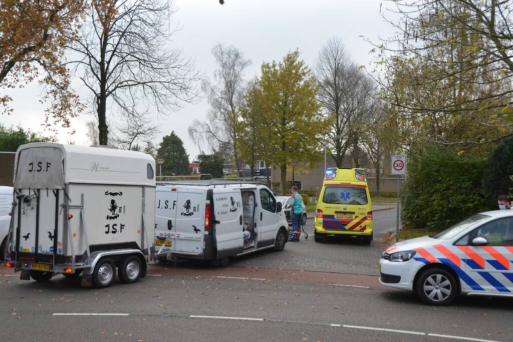 Fietsster gewond na aanrijding met bestelbus