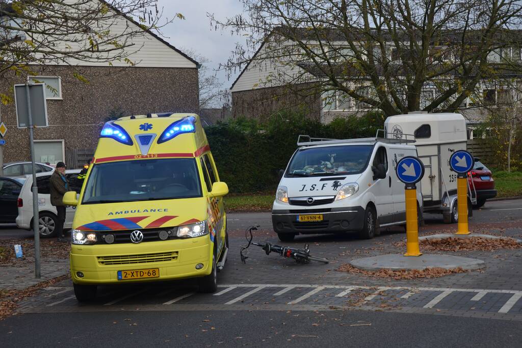 Fietsster gewond na aanrijding met bestelbus