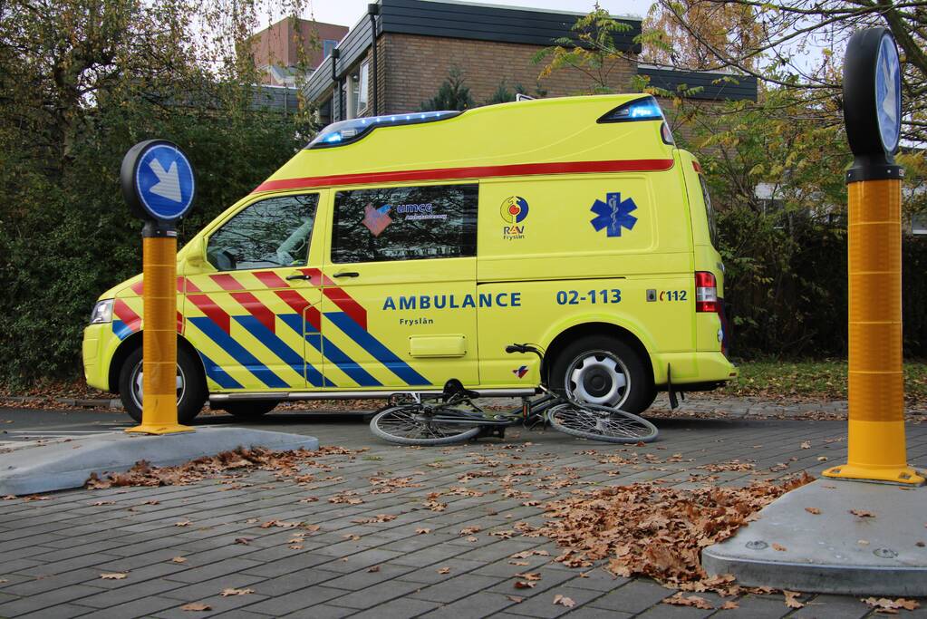 Fietsster gewond na aanrijding met bestelbus