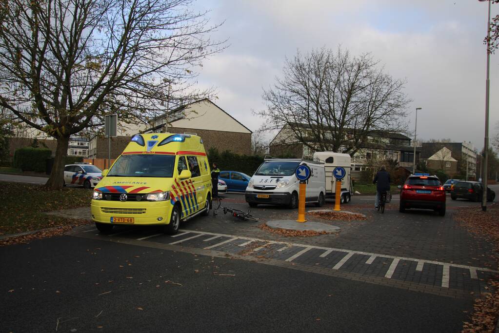 Fietsster gewond na aanrijding met bestelbus