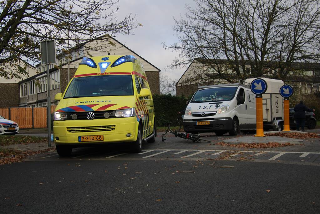 Fietsster gewond na aanrijding met bestelbus