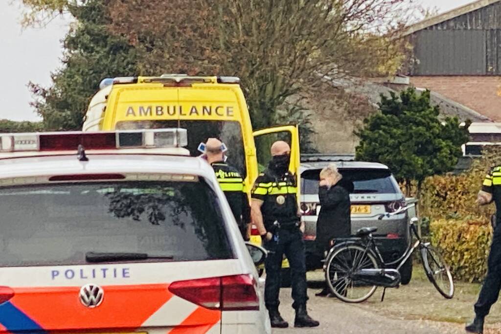 Fietser onderuit na botsing met auto