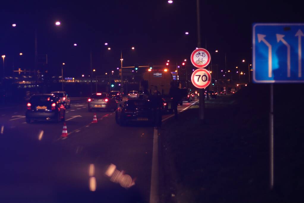 Auto's botsen voor stoplicht