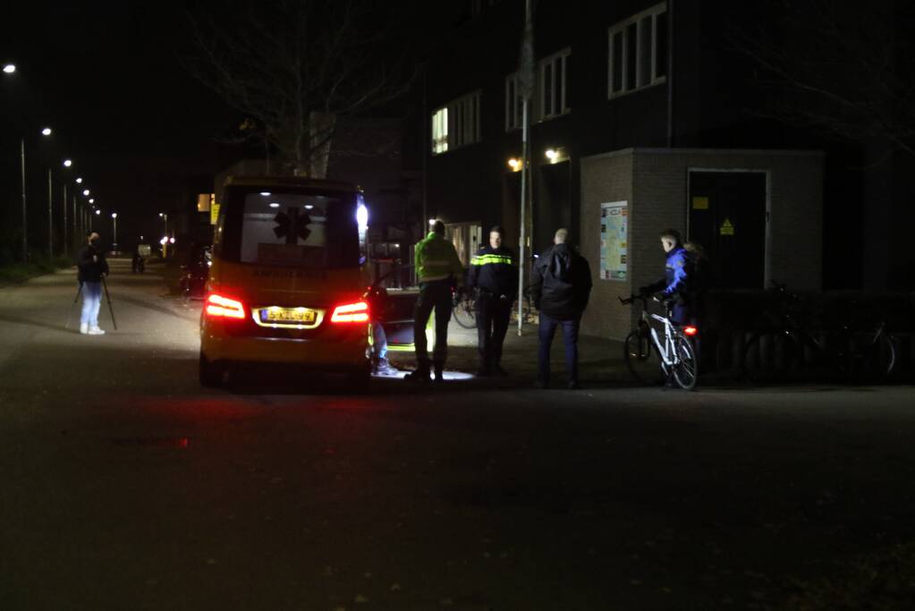 Scooterrijdster onderuit na botsing met auto