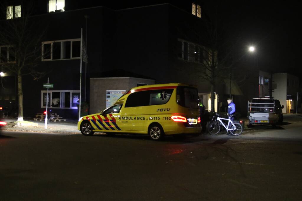 Scooterrijdster onderuit na botsing met auto