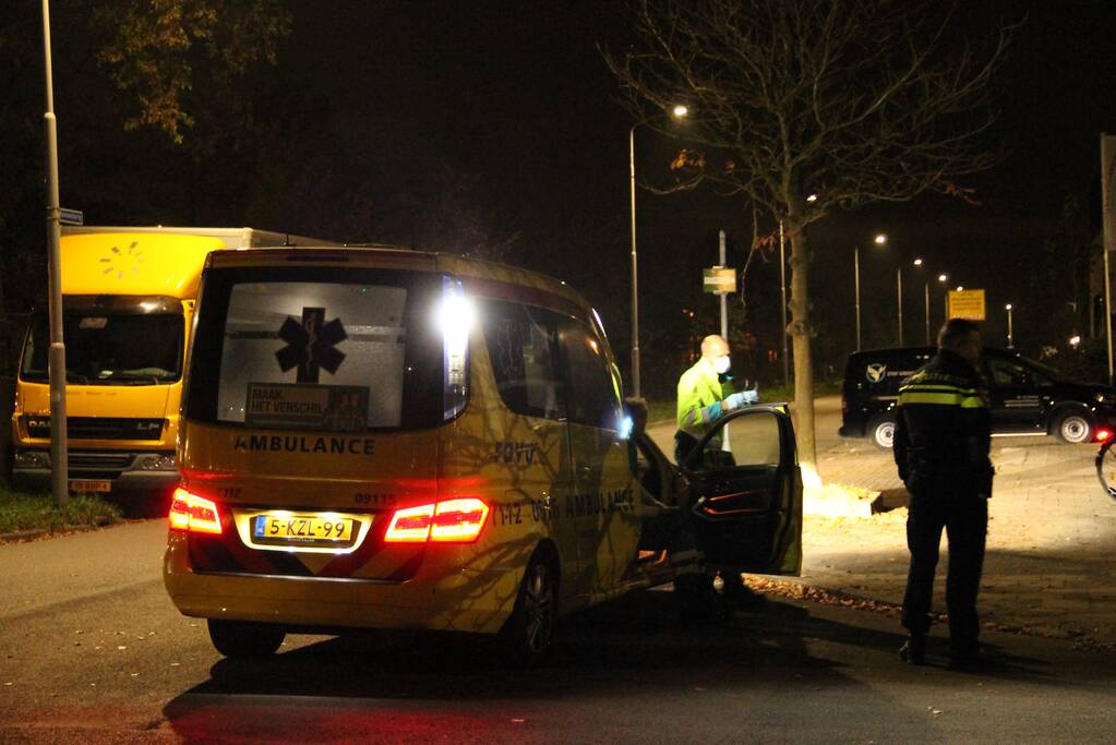 Scooterrijdster onderuit na botsing met auto