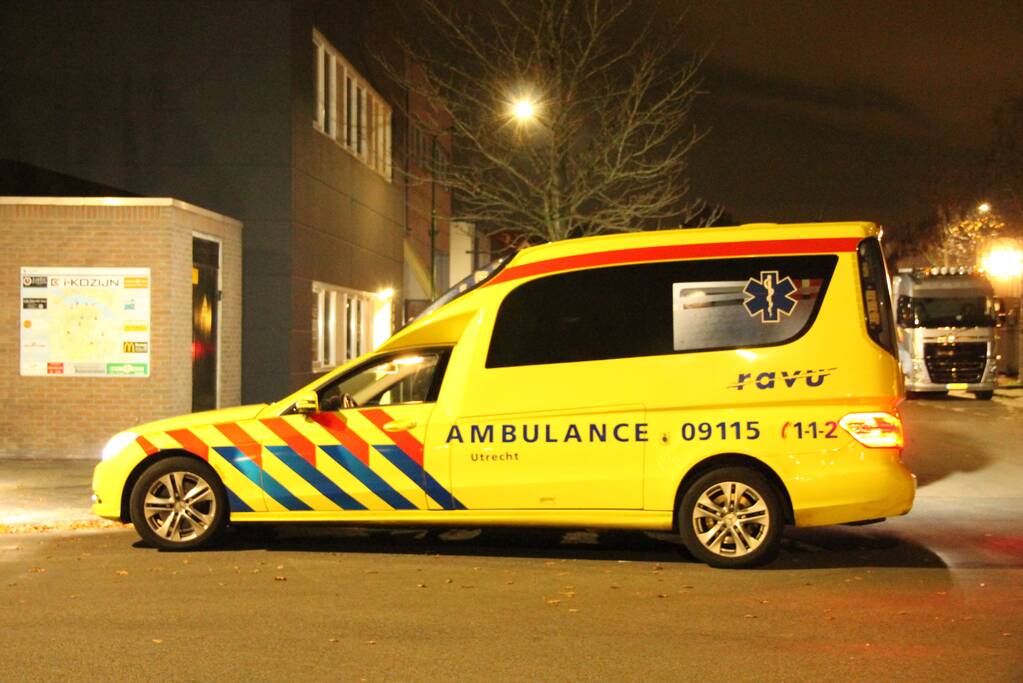 Scooterrijdster onderuit na botsing met auto