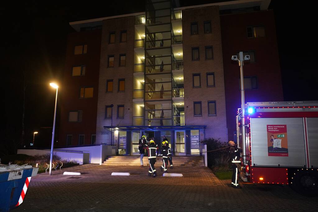 Veel rook bij brand in flatwoning
