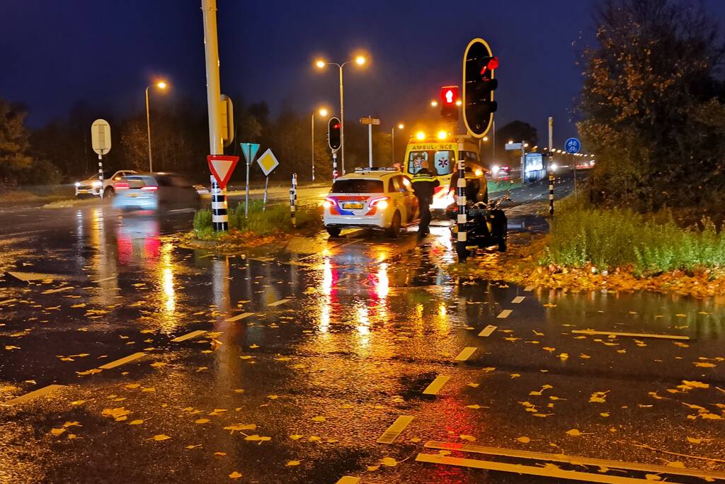 Scooter en auto botsen op kruising