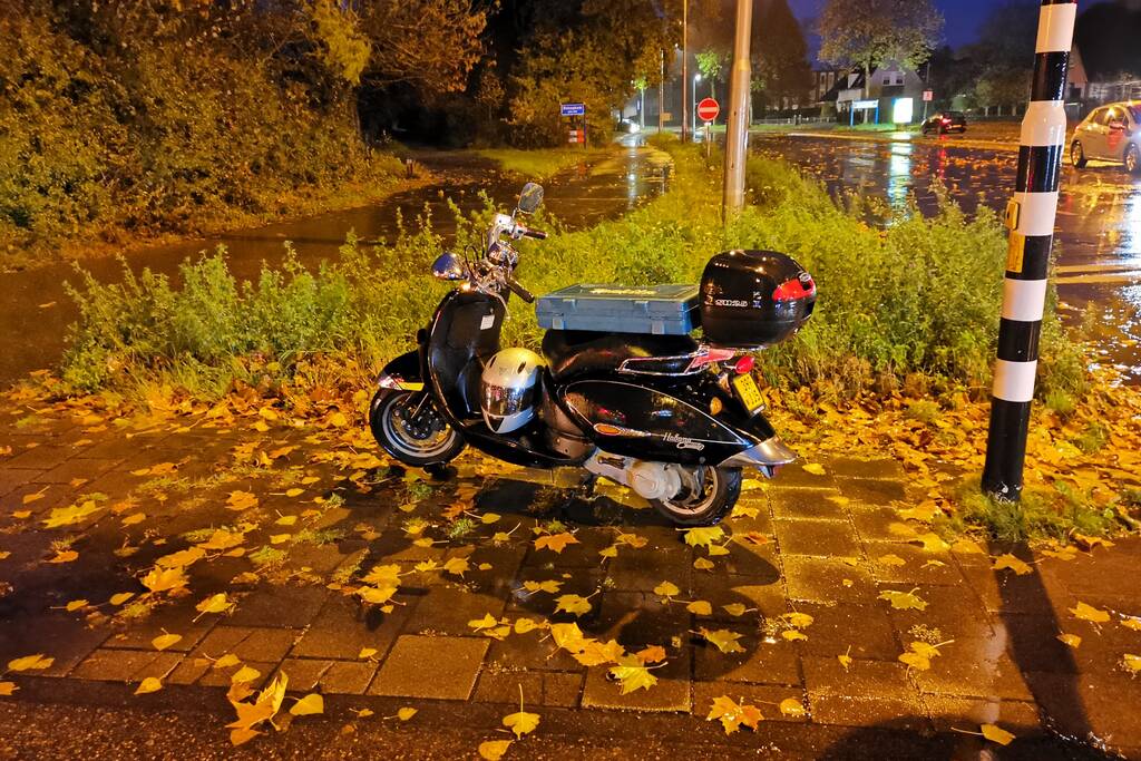 Scooter en auto botsen op kruising