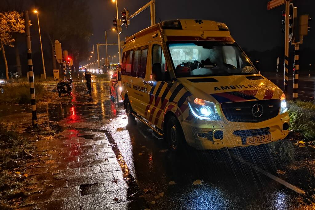 Scooter en auto botsen op kruising