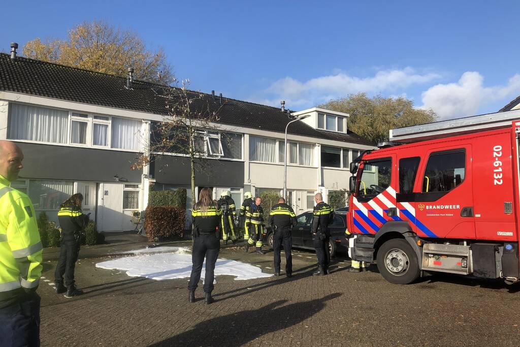 Brandweer blust brand in zolder