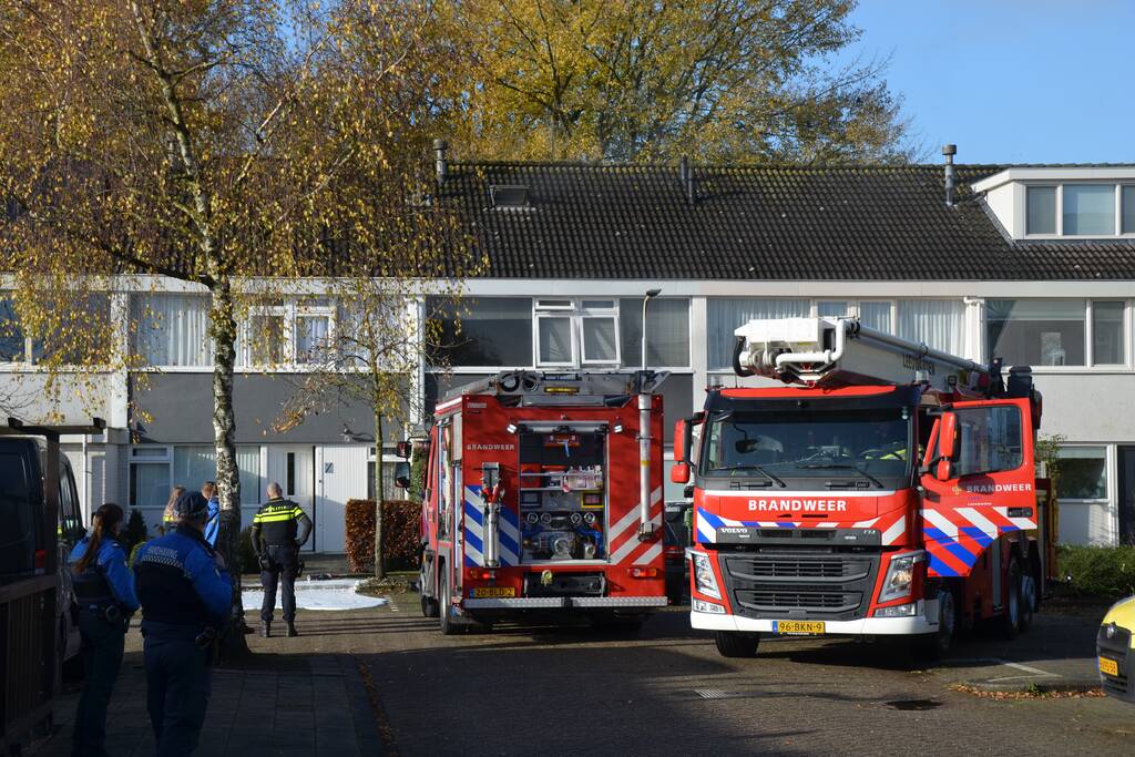Brandweer blust brand in zolder