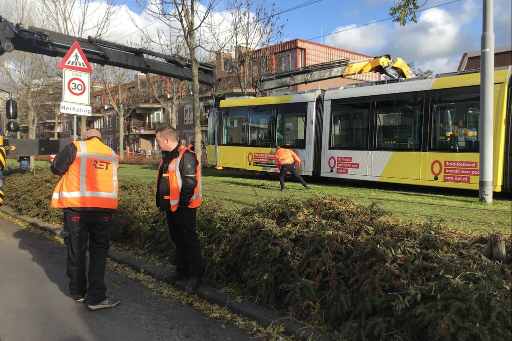 Tram ontspoord na botsing met auto