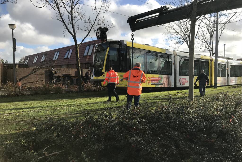 Tram ontspoord na botsing met auto
