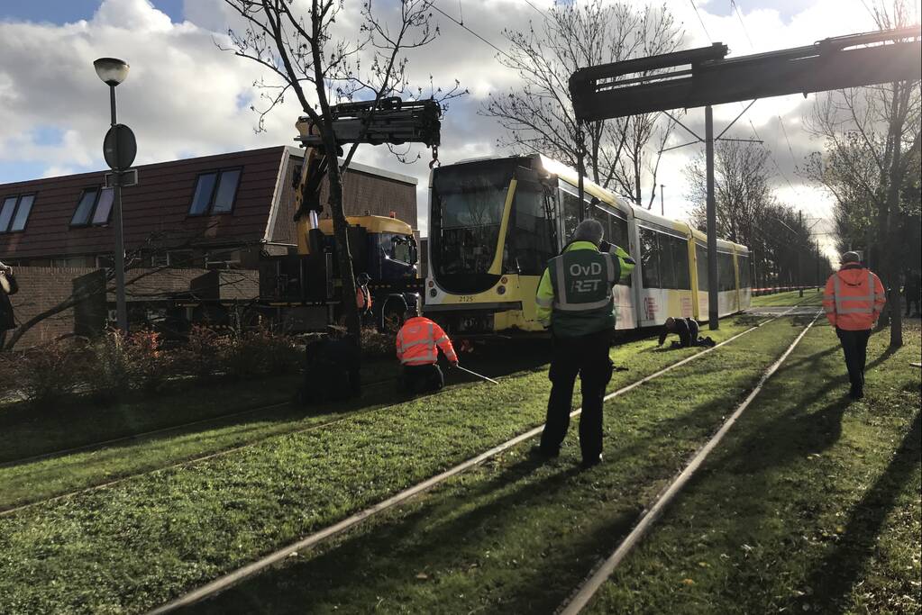 Tram ontspoord na botsing met auto