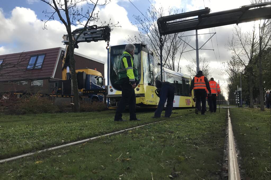 Tram ontspoord na botsing met auto