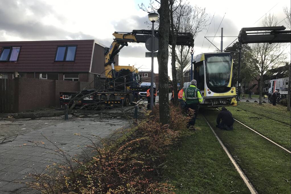 Tram ontspoord na botsing met auto