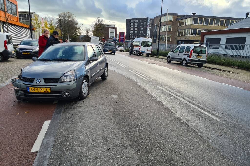 Personenauto klapt achter op taxibus