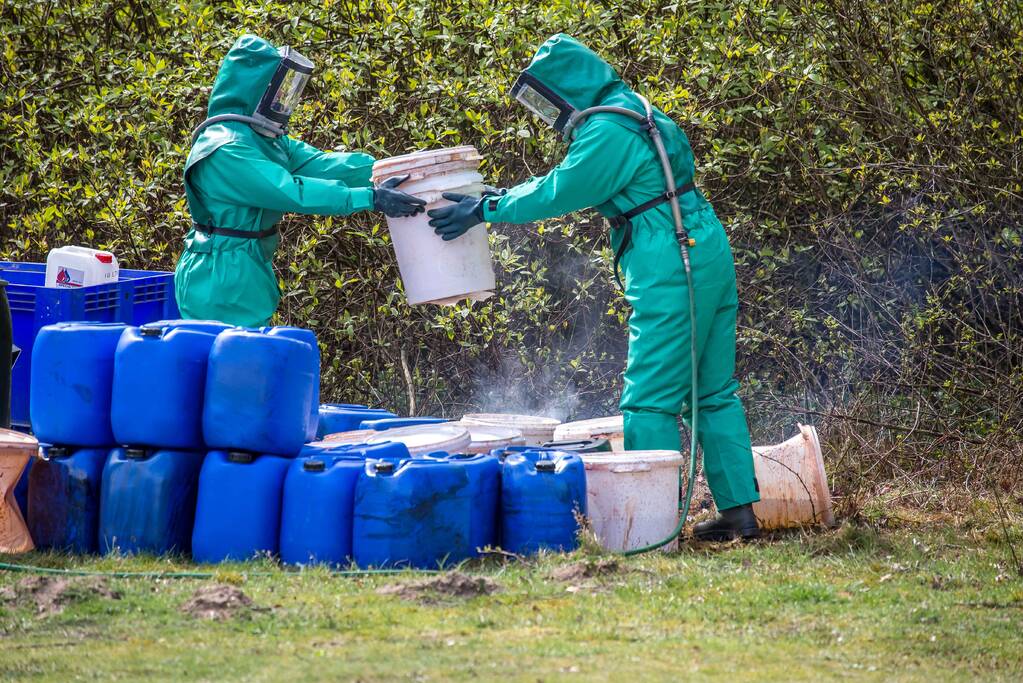 Vaten met chemisch afval aangetroffen langs bospad