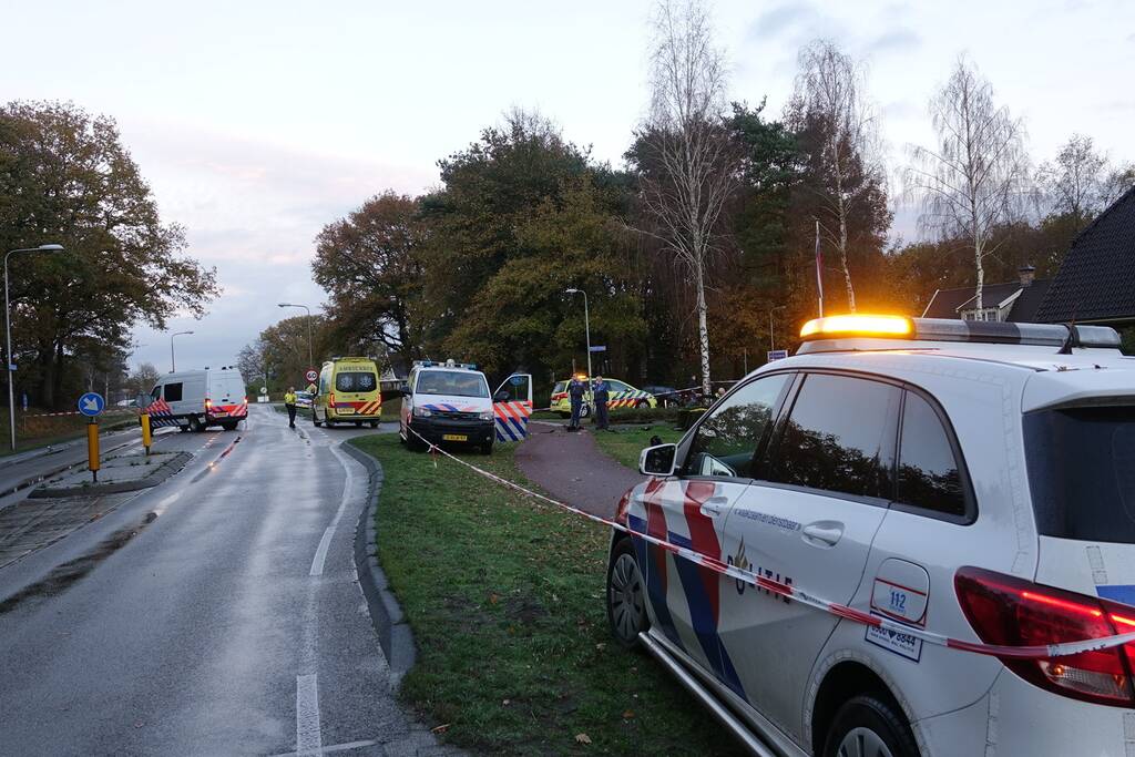Politieauto belandt in tuin na aanrijding