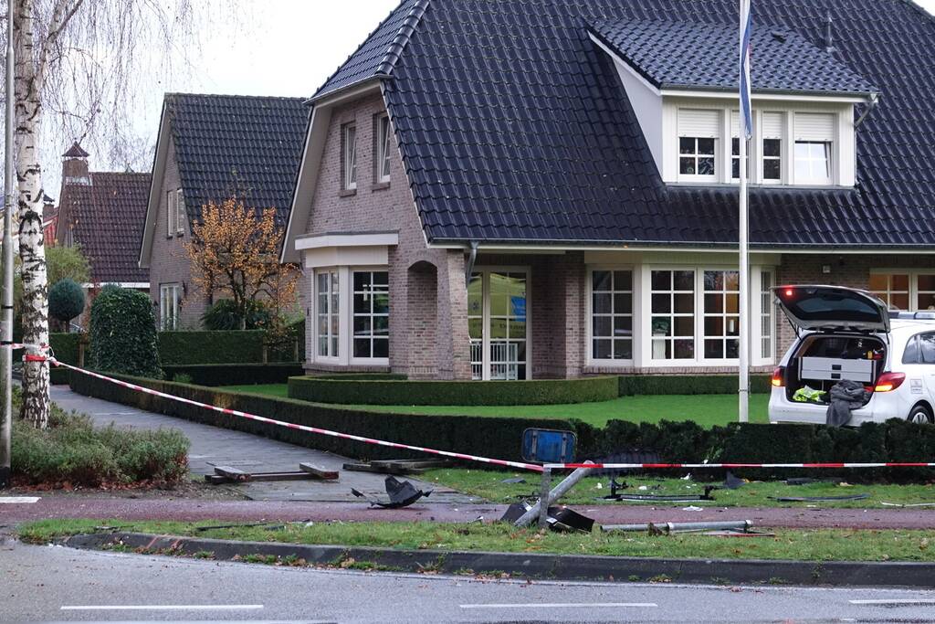 Politieauto belandt in tuin na aanrijding