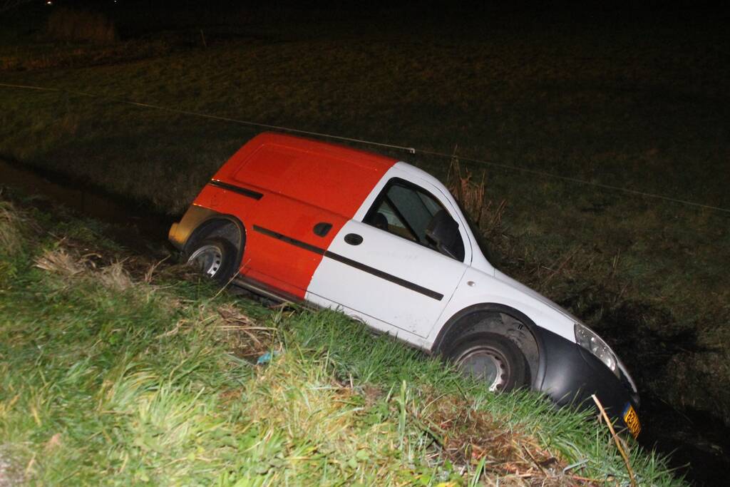 Bestelauto belandt in greppel