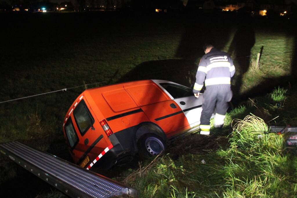 Bestelauto belandt in greppel