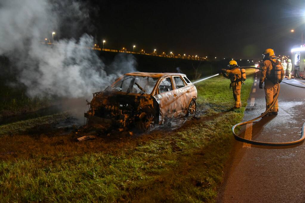 Auto compleet verwoest door brand