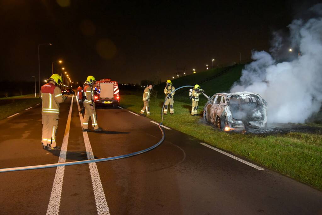 Auto compleet verwoest door brand