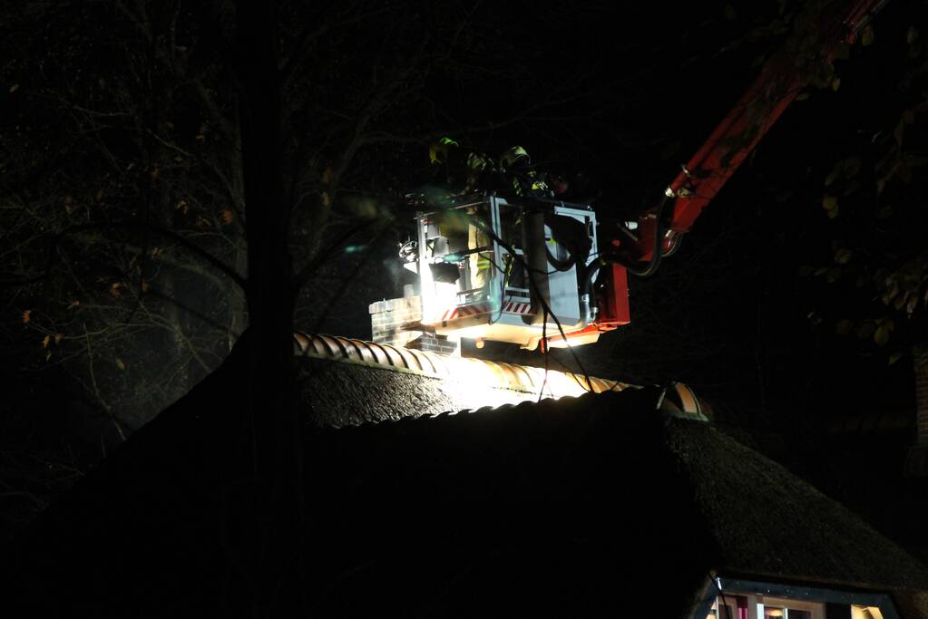 Brandweer veegt schoorsteen